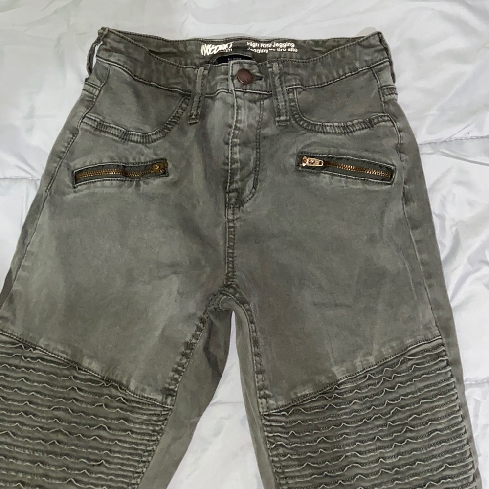 BEAUTIFUL GREEN JEANS WITH DETAILING! ❤️